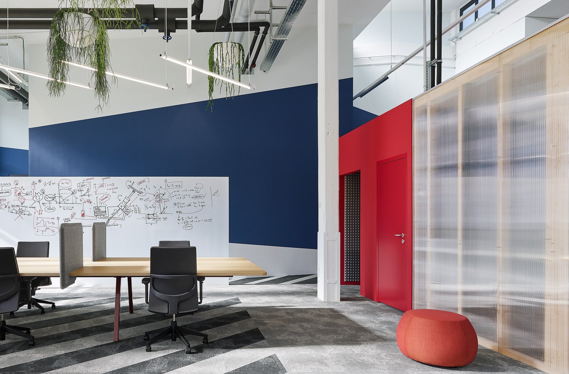 Moderne Arbeitswelt: Büropflanzen und pflanzliche Raumteiler gestalten individuelle Arbeitszonen